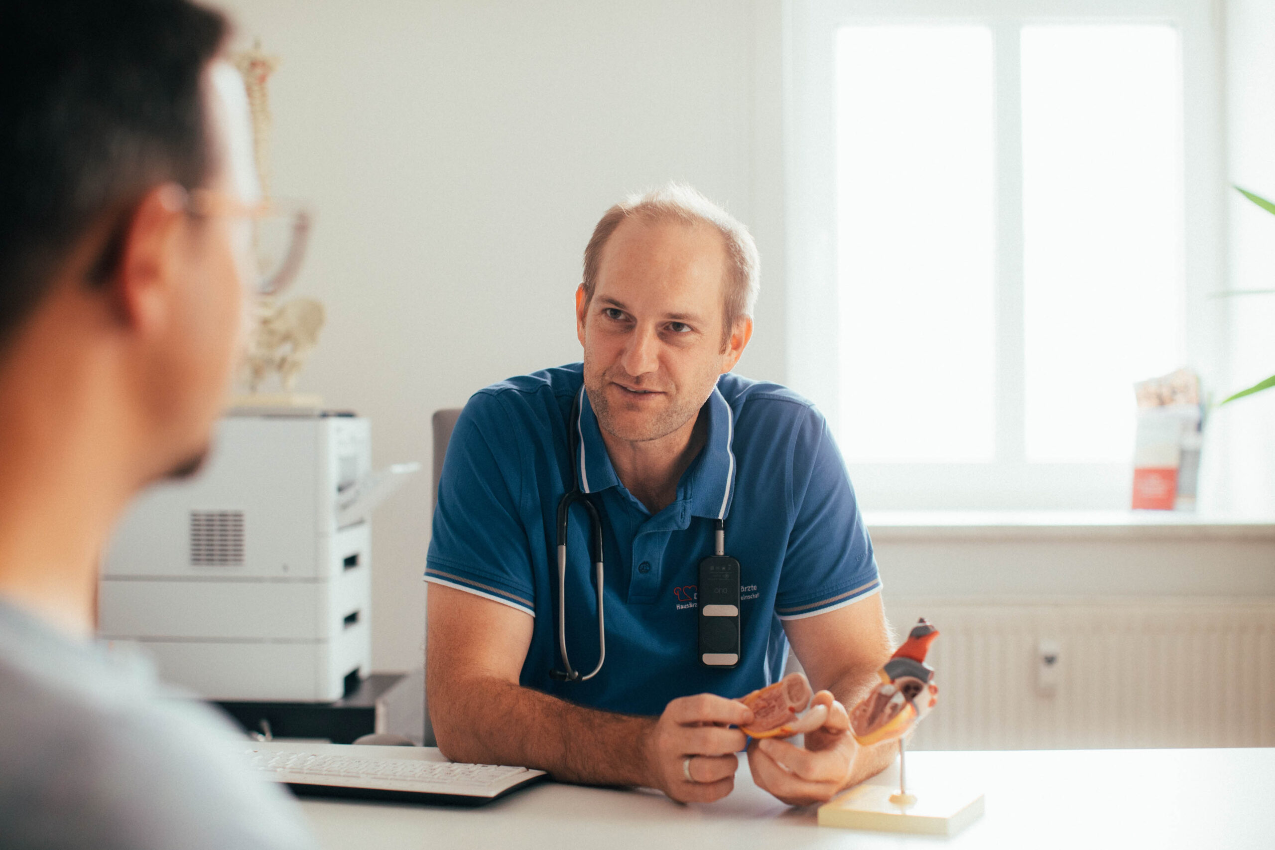 Beratungsgespräch zwischen Arzt und Patient