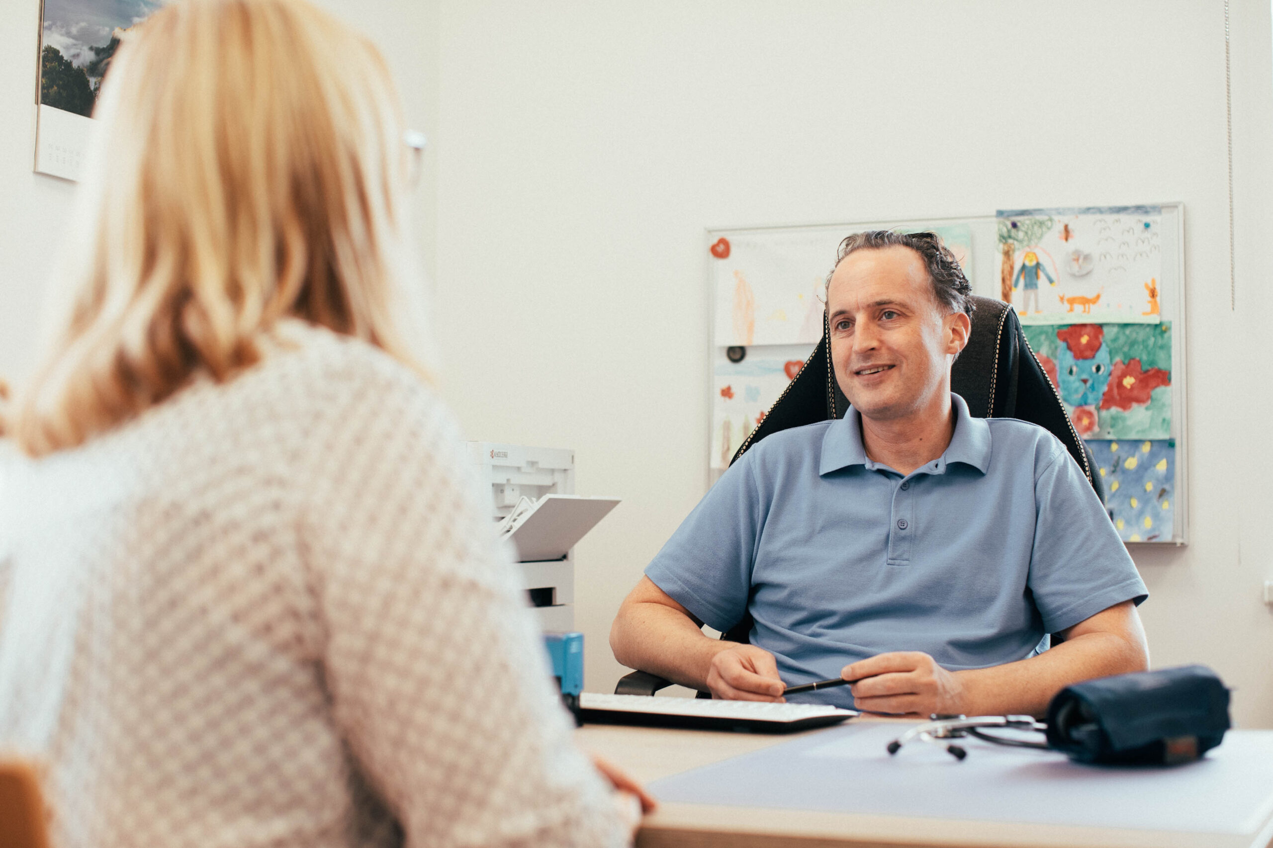 Beratungsgespräch zwischen Arzt und Patientin